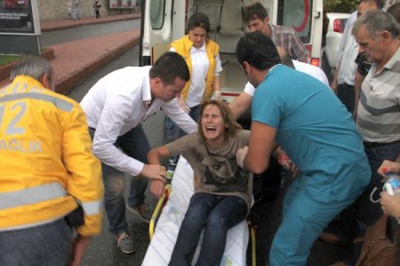 Otomobil kaldırımda yürüyen yayalara çarptı: 2 yaralı