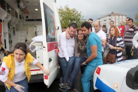 Otomobil kaldırımda yürüyen yayalara çarptı: 2 yaralı