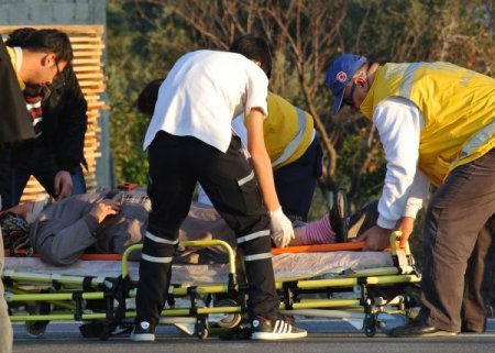 Otomobil kamyonete arkadan çarptı: 2 yaralı