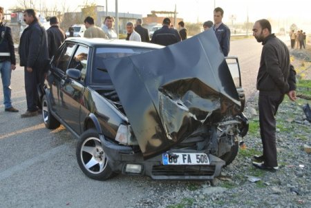 Otomobil kamyonete arkadan çarptı: 2 yaralı