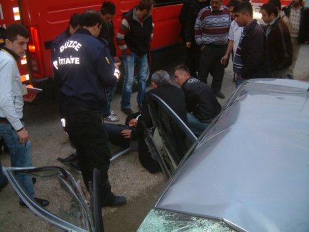 Otomobil Kamyonun Altına Girdi, 2 Kişi Ağır Yaralandı