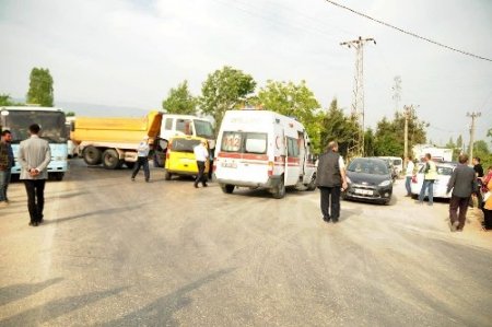 Otomobil kamyonun altına girdi: 6 yaralı