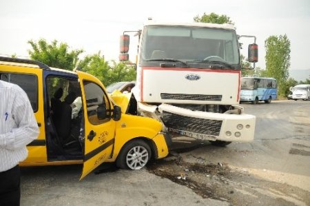 Otomobil kamyonun altına girdi: 6 yaralı