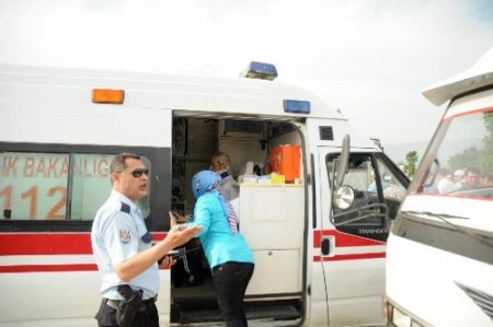 Otomobil kamyonun altına girdi: 6 yaralı