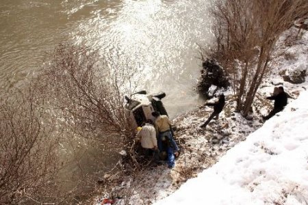 Otomobil Karasu Nehri'ne Uçtu