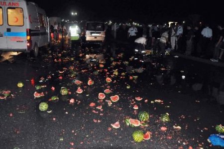Otomobil Karpuz Tezgâhına Girdi: İki Kardeşten Biri Öldü