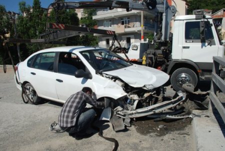 Otomobil Köprünün Korkuluklarına Çarparak Durabildi, Sürücü Yaralandı