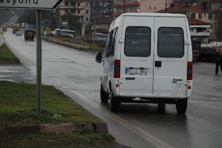Otomobil Minibüsle Çarpıştı: 1 Yaralı