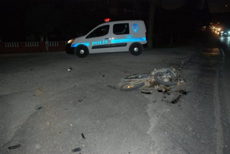 Otomobil motosiklete çarpıp kaçtı