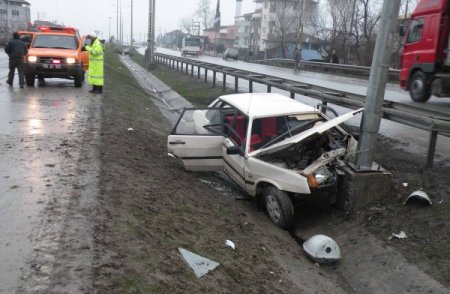 Otomobil Orta Refüjdeki Aydınlatma Direğine Çarptı, 3 Kişi Yaralandı