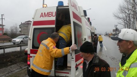 Otomobil Orta Refüjdeki Aydınlatma Direğine Çarptı, 3 Kişi Yaralandı