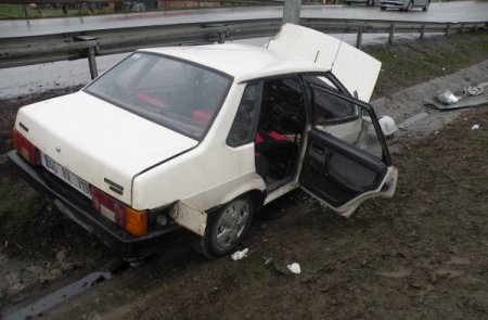Otomobil Orta Refüjdeki Aydınlatma Direğine Çarptı, 3 Kişi Yaralandı