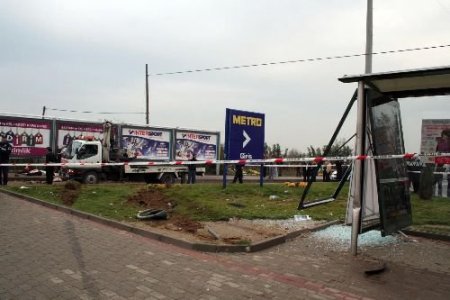 Otomobil Otobüs Durağına Girdi: 4 Ölü, 5 Yaralı (2)