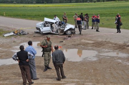 Otomobil Otobüsün Altına Girdi: 5 Ölü, 1 Yaralı (2)