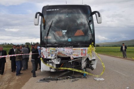 Otomobil Otobüsün Altına Girdi: 5 Ölü, 1 Yaralı (2)
