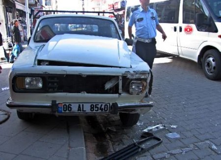 Otomobil Pazara Daldı: 1 Ölü