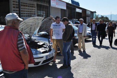 Otomobil Pazarlarına Alıcıdan Çok İzleyici Geliyor