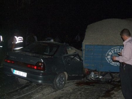 Otomobil Reflektörsüz Traktöre Arkadan Çarptı: 1 Ölü, 2 Yaralı