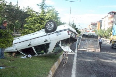 Otomobil refüje devrildi: 1 yaralı