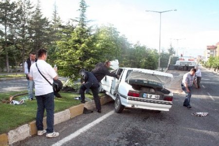 Otomobil refüje devrildi: 1 yaralı