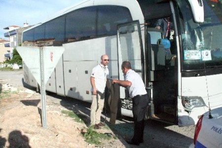 Otomobil refüje devrildi: 1 yaralı