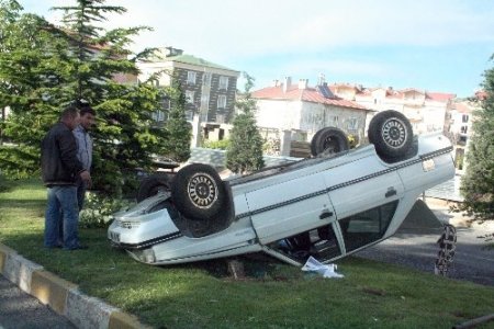 Otomobil refüje devrildi: 1 yaralı