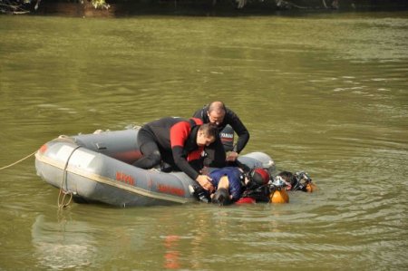 Otomobil Sakarya Nehri'ne düştü: 1 kişi öldü, 1 kişi kurtuldu
