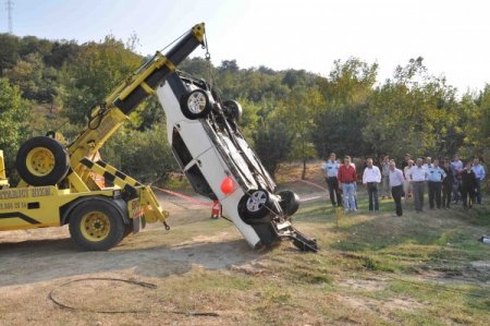 Otomobil Sakarya Nehri'ne düştü: 1 kişi öldü, 1 kişi kurtuldu