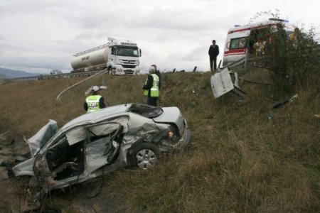 Otomobil şarampole yuvarlandı: 1 ölü