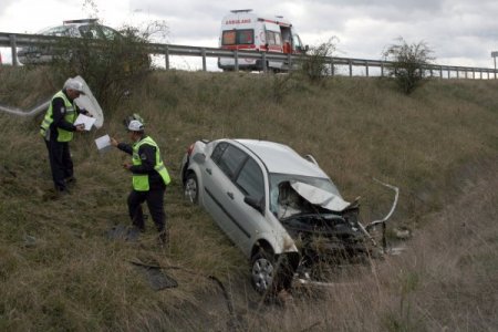 Otomobil şarampole yuvarlandı: 1 ölü