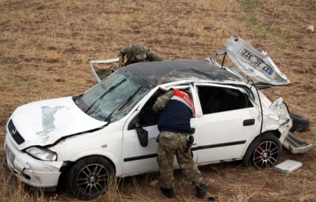 Otomobil şarampole yuvarlandı: Biri ağır 5 yaralı