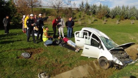 Otomobil su kanalına uçtu: 4 yaralı (Özel)