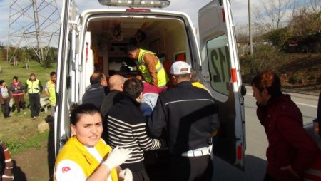 Otomobil su kanalına uçtu: 4 yaralı (Özel)