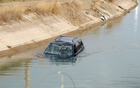 Otomobil sulama kanalına uçtu: 5 yaralı