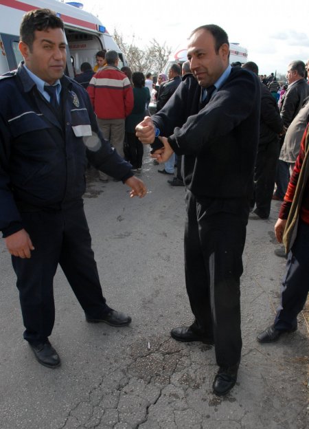 Otomobil sulama kanalına uçtu: 5 yaralı