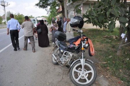 Otomobil sürücüsü motosiklete çarpıp kaçtı, 1 yaralı