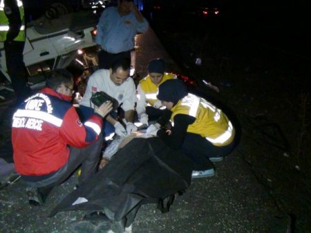 Otomobil takla attı, aynı aileden 2 kişi öldü, 3 kişi yaralı