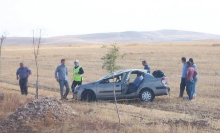 Otomobil tarlaya uçtu: 4 yaralı