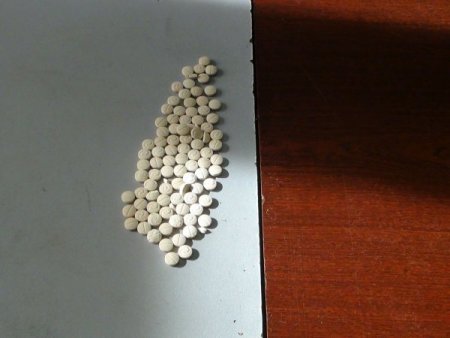 Otomobil torpidosunun arkasından esrar ve hap çıktı