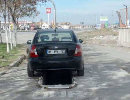 Otomobil torpidosunun arkasından esrar ve hap çıktı