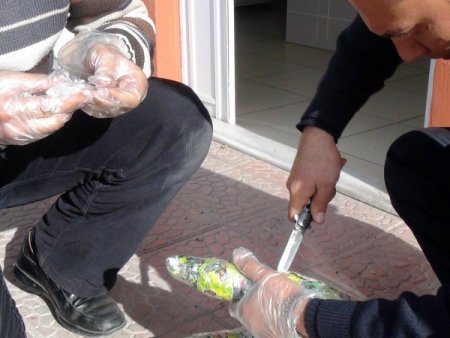 Otomobil torpidosunun arkasından esrar ve hap çıktı