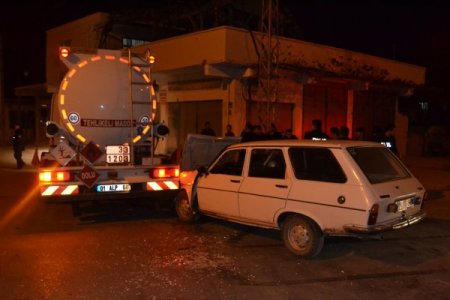 Otomobil yakıt tankerine çarptı: 1 yaralı