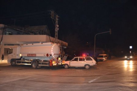 Otomobil yakıt tankerine çarptı: 1 yaralı