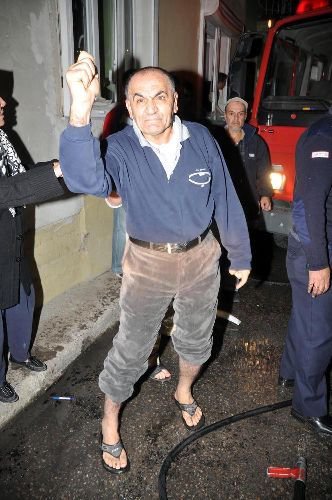 Otomobilde Başlayan Yangın İki Katlı Eve Sıçradı