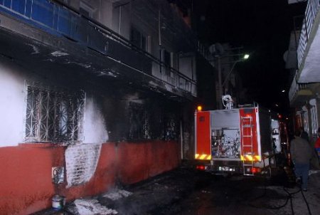 Otomobilde Başlayan Yangın İki Katlı Eve Sıçradı
