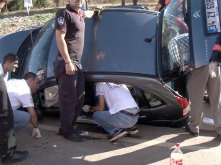 Otomobilde Sıkışan Kadını İtfaiye Kurtardı