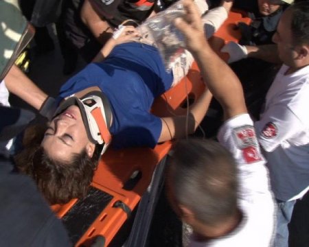 Otomobilde Sıkışan Kadını İtfaiye Kurtardı