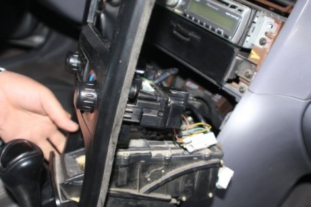 Otomobildeki zuladan gümrük kaçağı 94 cep telefonu çıktı