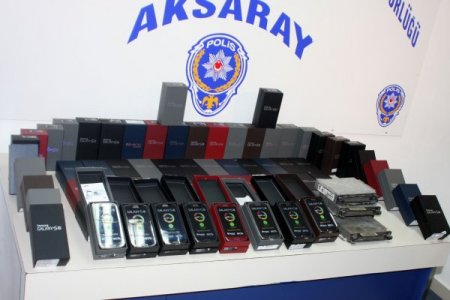 Otomobildeki zuladan gümrük kaçağı 94 cep telefonu çıktı