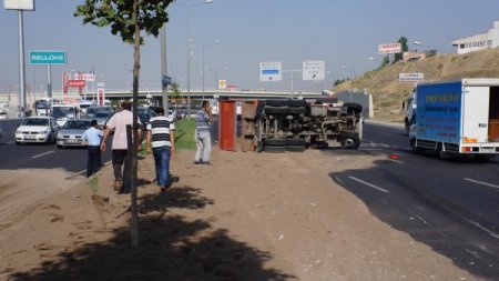 Otomobile Çarpan Kum Yüklü Kamyon Devrildi: 3 Yaralı